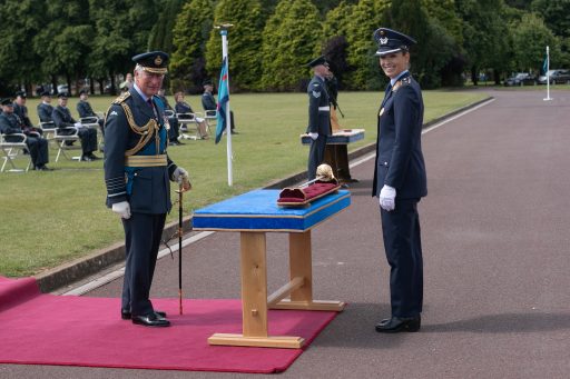 Prinz Charles zeichnet deutsche Soldatin aus
