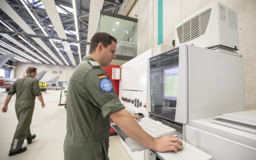 Avioniker am Eurofighter