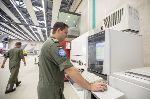 Avioniker am Eurofighter