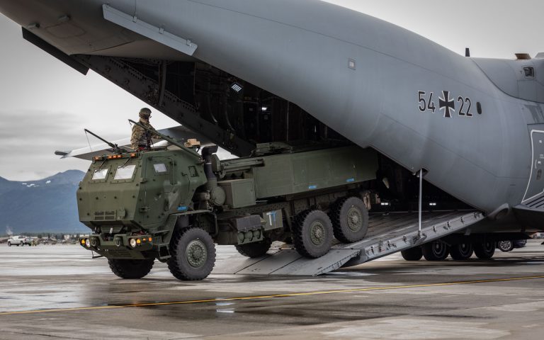 HIMARS – Ein Mehrfachraketenwerfer in der Luft